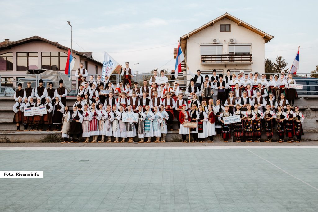U nedelju je u Bratuncu završen treći Regionalni festival folklora “Na drinske obale dvije, jedno se kolo vije”. Ove godine festival su zajedno organizovali KUD “Most” iz Bratunca i KUD “Jelek” iz Bajine Bašte, a počeo je 31. avgusta 2024. godine u Bajinoj Bašti. Festival okuplja ljubitelje folklora i tradicionalne muzike iz različitih delova regiona.