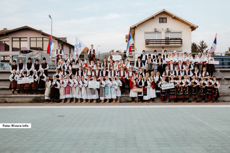 U nedelju je u Bratuncu završen treći Regionalni festival folklora “Na drinske obale dvije, jedno se kolo vije”. Ove godine festival su zajedno organizovali KUD “Most” iz Bratunca i KUD “Jelek” iz Bajine Bašte, a počeo je 31. avgusta 2024. godine u Bajinoj Bašti. Festival okuplja ljubitelje folklora i tradicionalne muzike iz različitih delova regiona.