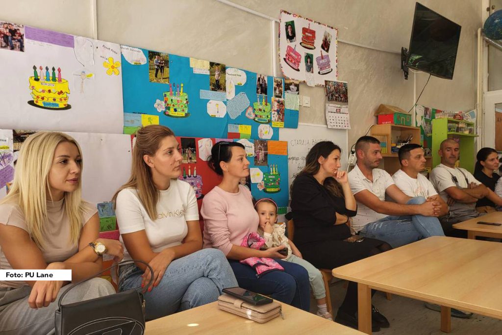 Najbolji oblik saradnje porodice i vaspitača je roditeljski sastanak, mesto susreta i razgovora. Predškolska ustanova "Lane" iz Osečine sa svojim vaspitačicama kontinuirano i jasno ističe prvo značaj porodice a zatim okruženja u odrastanju deteta. Na sastancima koji su održani istaknuta je zahvalnost roditeljima za potpuno nov, dizajniran i dečjim potrebama uređen prostor radne sobe. Nakon predstavljanja Plana i programa vaspitno-obrazovnog rada, prikazana je prezentacija "Dobrobit čitanja bajki i priča".