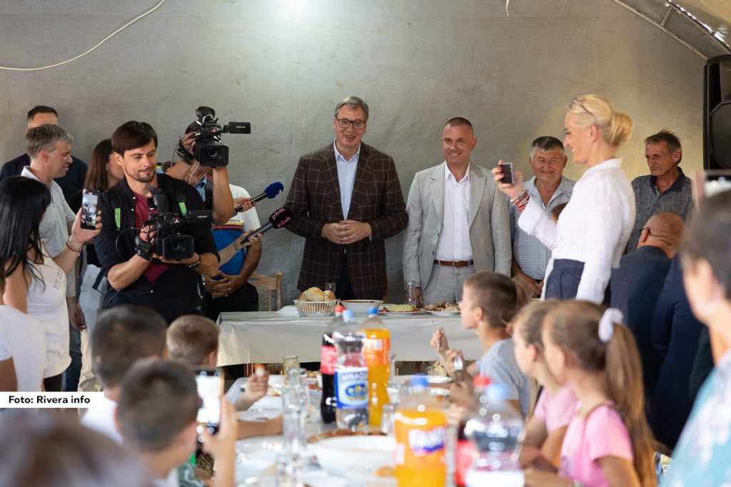 Predsednik Srbije Aleksandar Vučić prisustvovao je danas proslavi u selu Gornje Crniljevo, opština Osečina, koje je organizovano u domaćinstvu Slobodana Jerotića povodom asfaltiranja puta.