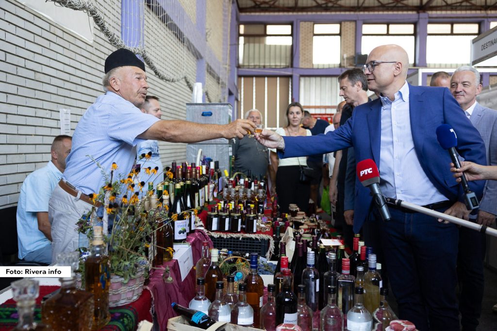 Predsednik Vlade Republike Srbije Miloš Vučević i ministar za javna ulaganja Darko Glišić posetili su danas opštinu Osečina i tom prilikom obišli završne radove u Predškolskoj ustanovi "Lane" i 19. Sajam šljiva.