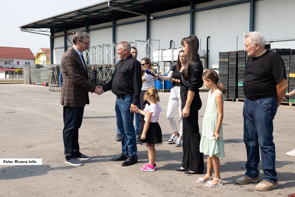 Predsednik Republike Srbije Aleksandar Vučić danas je posetio opštinu Osečina. Obilazak je započeo iz kompanije "Jovanović voće" koja se bavi proizvodnjom, otkupom i preradom suve šljive.