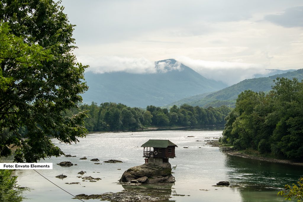 Razvoj turizma u Bajinoj Bašti, zahvaljujići velikom prirodnom bogatstvu, poslednjih godina nezaustavljivo se kreće uzlaznom putanjom, a dokaz tome jesu i brojni oboreni rekordi kad je u pitanju broj posetilaca. Ova opština smeštana u podnožju Tare i na obalama Drine, sada se polako okreće i razvoju sportskog turizma i krenulo se u velika ulaganja kad je u pitanju sportska infrastruktura, jer je veliki broj sportskih ekipa izrazio želju da upravo tu obave svoje pripreme.