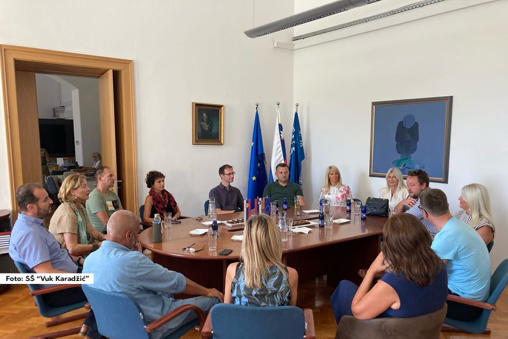 Delegacija Srednje škole “Vuk Karadžić” posetila je “Prvu gimnaziju” iz Maribora i tom prilikom je zvanično dogovorena buduća saradnja dve škole, koja će započeti međusobnom razmenom učenika i nastavnika tokom ove školske godine.