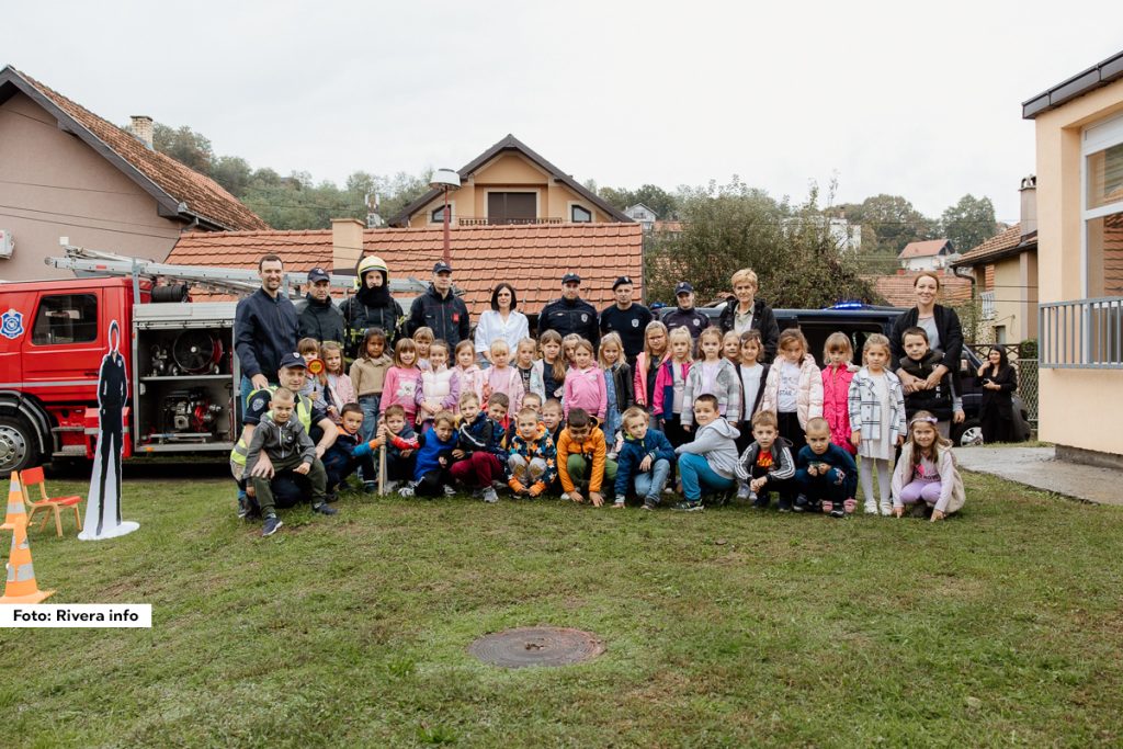 U okviru Dečije nedelje, Predškolsku ustanovu "Poletarac" u Ljuboviji posetili su pripadnici policije i vatrogasno-spasilačke jedinice. Ova poseta imala je za cilj da decu kroz druženje i interaktivne aktivnosti upozna sa osnovama bezbednosti i važnim temama koje se tiču njihovog svakodnevnog života. 