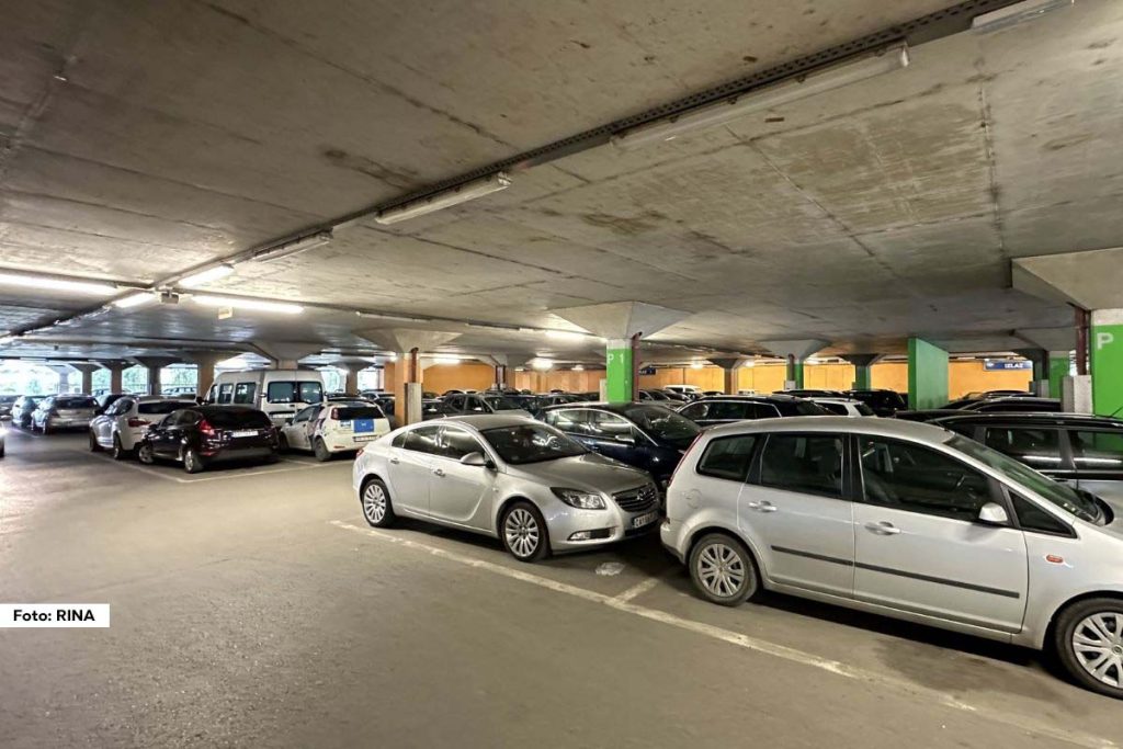 Mnogo automobila, a malo parking mesta ono je što oslikava svakodnevicu u Užicu. Neretko vozači i po sat vremena traže parking u centru grada.