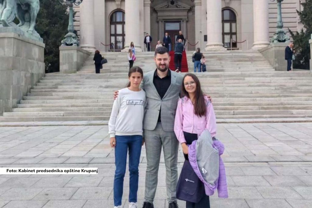 Događaj je organizovan u okviru društvenog dijaloga pod nazivom "Devojčice i vizija njihove budućnosti u Srbiji", a cilj je bio podsticanje razgovora o unapređenju položaja devojčica u društvu.