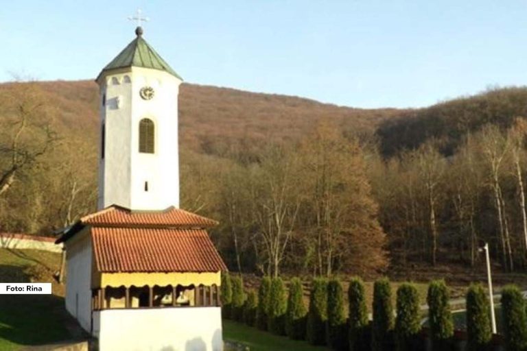 U manastir Vujan, kod Čačka, stigla je jedna od najređih ikona na svetu – Presveta Bogorodica Mlekopitateljnica. Ova ikona, koja prema verovanju najviše pomaže majkama i deci, doneta je iz manastira Hilandar, a njen dolazak privukao je veliki broj vernika.