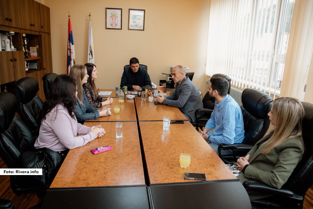 U kabinetu predsednika opštine Ljubovija Milana Jovanovića održan je sastanak sa predstavnicima Osnovne škole za obrazovanje učenika sa smetnjama u razvoju “Miodrag V. Matić” iz Užica na kojem su prisustvovali i predstavnici Osnovne škole “Petar Vragolić” iz Ljubovije, kao i članovi Interresorne komisije agencije koja pruža uslugu ličnog pratioca.