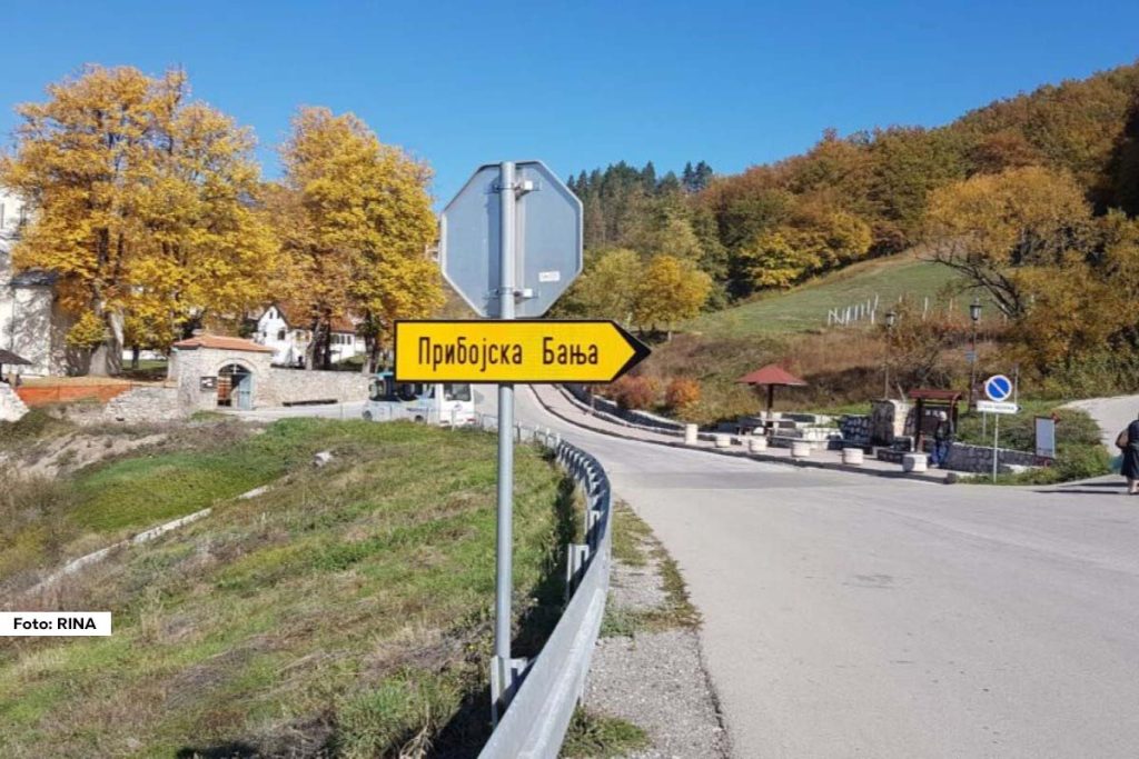 Pribojska Banja se ponosno izdvaja kao jedna od najlekovitijih i najpristupačnijih banja u Srbiji. Ova banja, poznata po svojim lekovitim svojstvima, već vekovima privlači posetioce svih uzrasta, uključujući vladare, vladike i patrijarhe, koji su ovde gradili crkve, manastire i zadužbine.