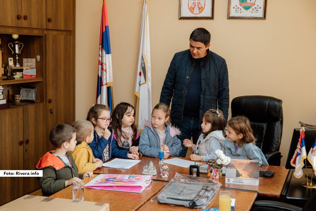 Deca Predškolske uprave “Poletarac” iz Ljubovije, grupa u godini pred polazak u školu, posetila su u četvrtak predsednika Opštine Ljubovija Milana Jovanovića i načelnika Opštinske uprave Vladimira Petrovića i razgovarala sa njima o porodici, kao i pomoći koju Opštinska uprava pruža deci i njihovim porodicama za srećnije detinjstvo.