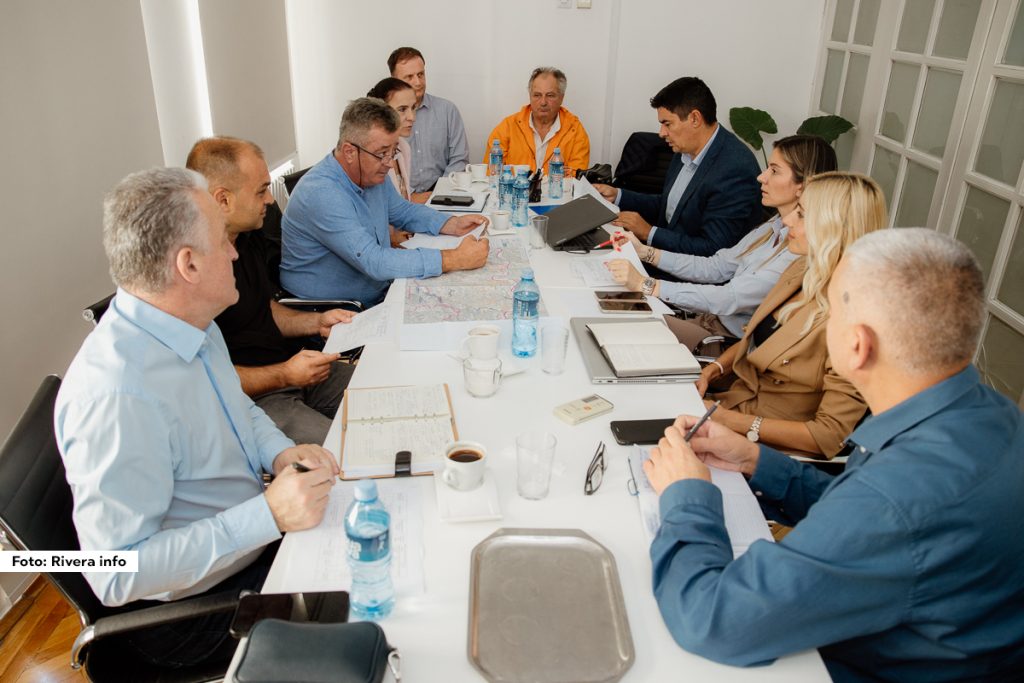 Predsednik opštine Ljubovija Milan Jovanović, zajedno sa svojim saradnicima, pomoćnikom Nebojšom Đokićem, članom Opštinskog veća za infrastrukturu Aleksandrom Perićem i direktorkom JKP “Standard” Mirjanom Arsenović, boravio je u Beogradu gde je održan sastanak u Ministarstvu za javna ulaganja. Sastanku je prirustvovao i državni sekretar u ovom ministarstvu Boban Birmančević. Tokom razgovora razmatrala se mogućnost finansiranja projekata za unapređenje vodosnabdevanja na teritoriji opštine Ljubovija.