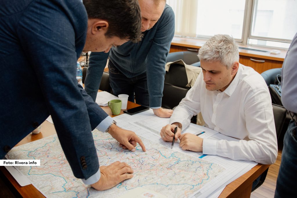 Predsednik Opštine Ljubovija Milan Jovanović nedavno je boravio u Beogradu gde su se održali važni sastanci u Ministarstvu građevinarstva, saobraćaja i infrastrukture i Ministarstvu rudarstva i energetike. Sastanci su imali za cilj da se dodatno unapredi putna infrastruktura i energetska efikasnost u opštini Ljubovija.