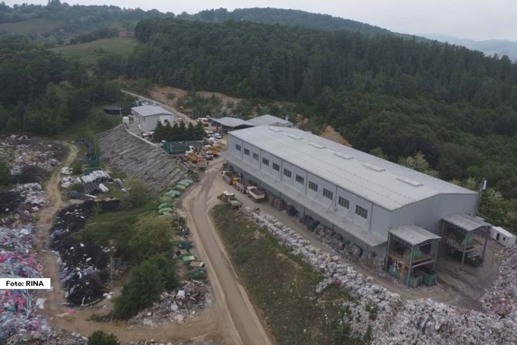 Rešenje problema na deponiji Duboko kod Užica još uvek se čeka. Do tada se lokalne samouprave snalaze kako znaju i umesju. U cilju što hitinijeg pronalaska što adekvatnijeg rešenja za ovu nezavidnu situaciju u Užicu je održan još jedan sastanak Koordinacionog tela JKP Regionalni centar za upravljanje otpadom „Duboko“, kome su pored gradonačelnika i predsednika opština osnivača, prisustvovali predstavnici Ministarstva zaštite životne sredine i Ministarstva građevinarstva, saobraćaja i infrastrukture, kao i predstavnici nadležnih inspekcijskih službi.