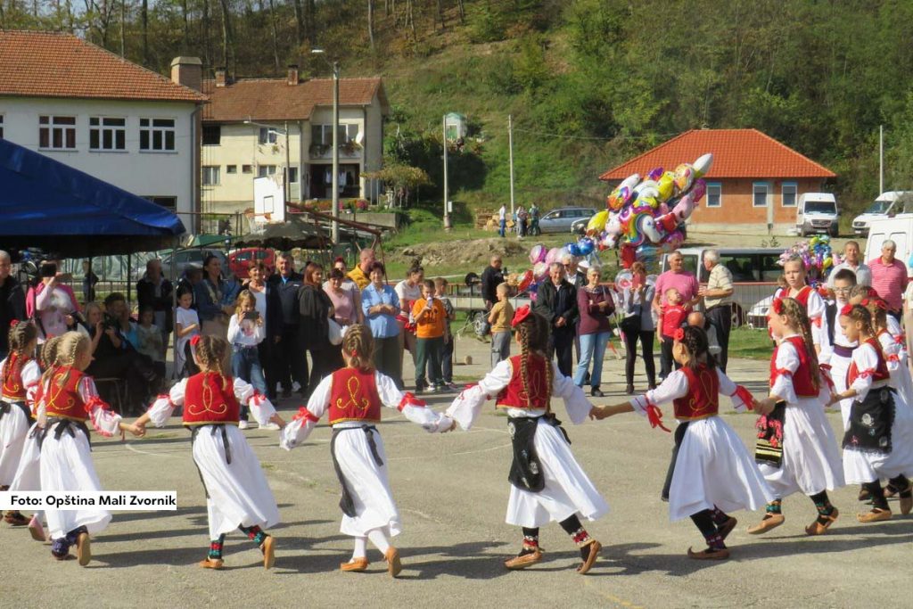 U Velikoj Reci uspešno je održana manifestacija "Miholjski susreti sela". Ovaj događaj okupio je lokalnu zajednicu i pružio bogatstvo sadržaja koji su obuhvatili kulturno-umetnički program, tradicionalne igre i gastronomske izazove.