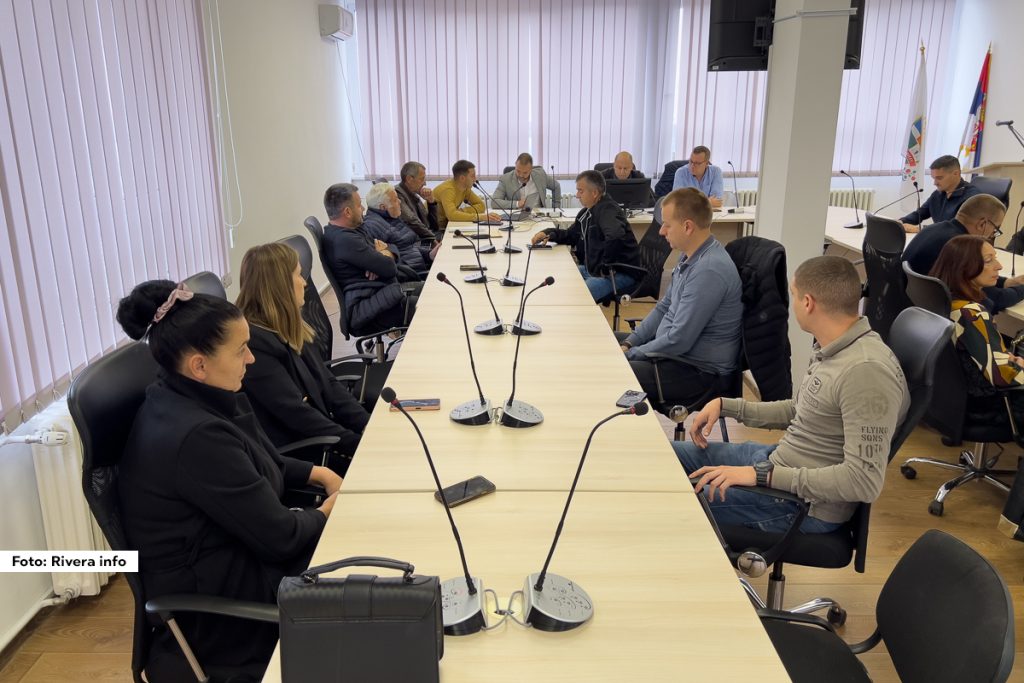 U sredu sa početkom u 10 časova održana je 5. redovna sednica Skupštine opštine Ljubovija. Predsednik SO Ljubovija Aleksandar Đukić predložio je dnevni red sa devet tačaka, među kojima je i potvrđivanje mandata odbornicima SPS-a Miroslavu Mićiću i Jeleni Stanković. Sednici su prisustvovali predsednik Opštine Ljubovija Milan Jovanović i zamenica predsednika Milica Stefanović.