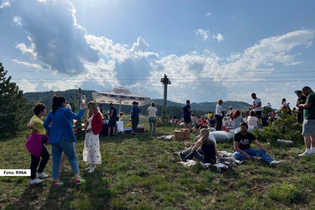 Najveća turistička atrakcija na Zlatiboru, Gold gondola, od ponedeljka, 28. oktobra, uvodi novi režim rada. Gondola će od sada raditi od ponedeljka do nedelje, izuzev sredom i četvrtkom, s radnim vremenom od 10 do 15 časova, dok će vikendom raditi od 9 do 15 časova. Poslednja vožnja sa Tornika biće omogućena svakog dana u 16 časova.