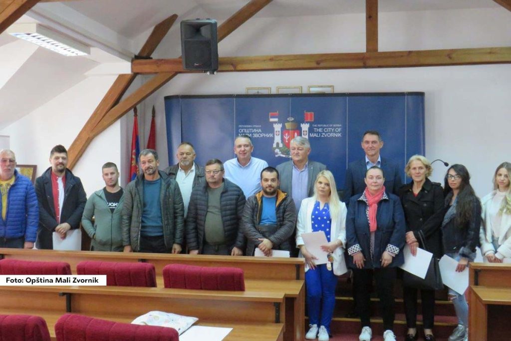 U sali Skupštine opštine Mali Zvornik, predsednik opštine Zoran Jevtić i direktor filijale Nacionalne službe za zapošljavanje u Loznici Zoran Milovanović, uručili su ugovore za 15 nezaposlenih lica sa evidencije NSZ. Svako od njih dobio je po 300.000 dinara kao nepovratna sredstva za pokretanje sopstvenog biznisa.