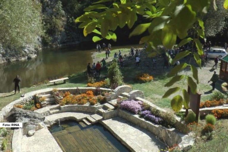 Staparska banja na svega šest kilometara od Užica, pored samog korita reke Đetinje sa pravom nosi epitet turističkog blaga zapadne Srbije. Stari termalni lokalitet za koga se smatra da su na njemu pronađeni ostaci kupališta iz praistorije, a izvori korišćeni još u antičko doba kao i u vreme Rimljana i dan danas mami stanovnike čitave Srbije da iskoriste lekovite vode koje Srbija itekako ima u izobilju.