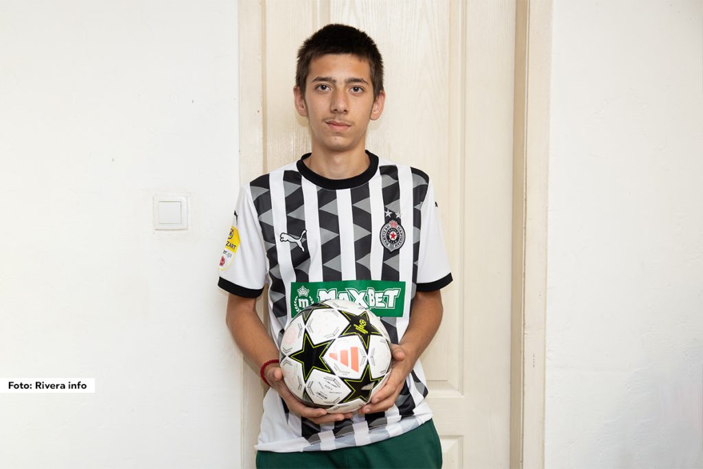 Nekoliko dana nakon što je Nemanja Đurđević iz Velikog Majdana, po obećanju ministra za javna ulaganja Darka Glišića, dobio na poklon dres Crvene zvezde, dres je, ali ovog puta Partizanov, stigao i za njegovog brata Dalibora.