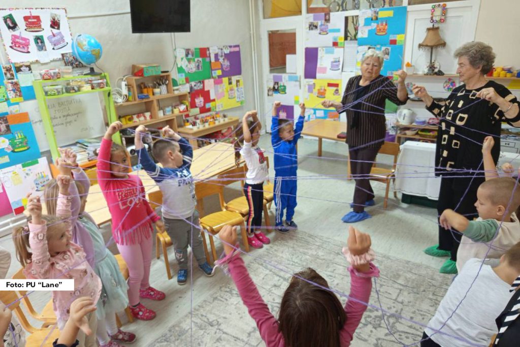 U okviru programa obeležavanja Dečje nedelje, na nivou ustanove PU "Lane" Osečina, organizovano je druženje najmlađih i najstarijih sugrađana. U vaspitnim grupama boravile su predstavnice Udruženja penzionera iz Osečine i deci predstavile detinjstvo, igre i sećanja iz vremena kada su bile mlade, kao i način života koji sada žive.