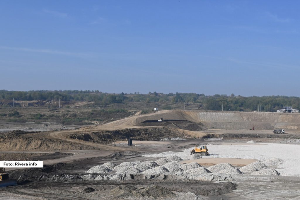 Radovi na regionalnoj sanitarnoj deponiji "Kalenić", na Ubu, sprovode se predviđenom dinamikom. Ukoliko vremenski uslovi dozvole radovi će biti završeni do maja 2025. godine tako da bi deponija počela sa radom u oktobru sledeće godine, najavio je Zoran Petrović, direktor Regionalnog centra za upravljanje otpadom "Eko-Tamnava" Ub.