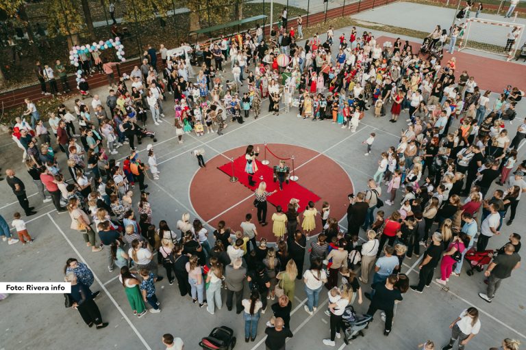 U četvrtak je u Ljuboviji održan tradicionalni maskenbal u okviru "Dečije nedelje", koji je okupio oko 300 mališana iz Predškolske ustanove “Poletarac”. Događaj je započeo na Trgu vojvode Mišića, gde su mališani sa osmesima prošetali ulicama Ljubovije, privlačeći pažnju prolaznika i stotinak prisutnih koji su ih ispratili do sportskog terena srednje škole. Na igralištu ih je dočekao crveni tepih na komk su izveli mali defile u pratnji svojih vaspitača. Atmosfera je bila ispunjena radošću, dok su deca ponosno pokazivala svoje kreativne kostime.