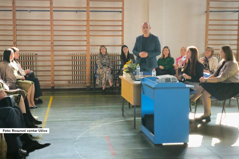 Predstavnici Osnovne škole “Petar Vragolić” Ljubovija i lokalne samouprave odazvali su se pozivu Resursnog centra “Miodrag V. Matić” na tribini u Užicu. Tribini su prisustvovali narodni poslanik i odbornik u Skupštini opštine Ljubovija Dragana Arsić, direktor škole Vasilije Đukanović i predsednik Interresorne komisije Biljana Panović.