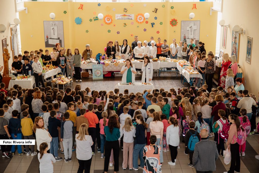 Značajan datum u školskom kalendaru je Svetski dan zdrave hrane, koji se tradicionalno obeležava 16. oktobra. Kako bi se ova tema na najbolji način približila i učenicima i roditeljima, akivnosti koje su realizovane u OŠ “Petar Vragolić” u Ljubaviji su primer dobre prakse povezivanja škola saradnica i to Srednje škole “Vuk Karadžić” iz Ljubovije i OŠ “Vuk Karadžić” iz Loznice, kao i Udruženja žena “Vila” i Doma zdravlja Ljubovija.