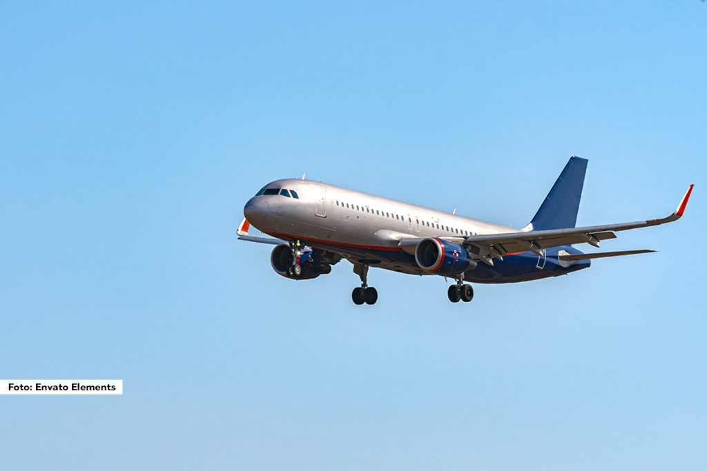 Avion bugarske kompanije "BH air" koji je prevozio fudbalere Crne Gore i stručni štab kružio je više od 40 minuta crnogorskim nebom, čekajući da sleti na podgorički aerodrom, što je bilo moguće videti na sajtu Flightradar24. Avion je uglavnom kružio iznad Herceg Novog.