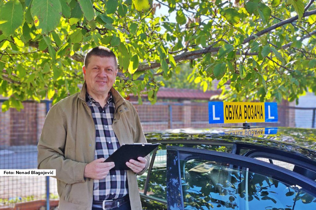 Nakon 15 godina rada u auto-školama u Beogradu, Predrag Đokić (52), licencirani instruktor vožnje, licencirani predavač teoretske nastave i licencirani ispitivač rešio je da otvori svoju auto-školu. Kao čovek sa mnogo iskustva u radu sa kandidatima svih generacija i zanimanja, video je da mnogi budući vozači imaju strah od vožnje i polaganja, a među kojima je bio i veliki broj trudnica.