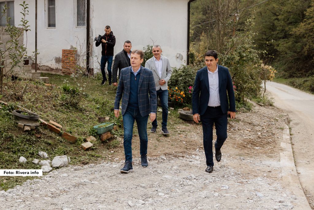 Ministar za javna ulaganja Darko Glišić posetio je u ponedeljak opštinu Ljubovija kako bi se lično uverio u kvalitet izvedenih radova, a koji se tiču priključenja domaćinstava na vodovodnu mrežu stanovnika u Mesnoj zajednici Selanac, u blizini rudnika Veliki Majdan. Ova poseta je usledila mesec i po dana nakon što je ministar obećao meštanima da će njihovi problemi sa vodosnabdevanjem biti rešeni u najkraćem mogućem roku.