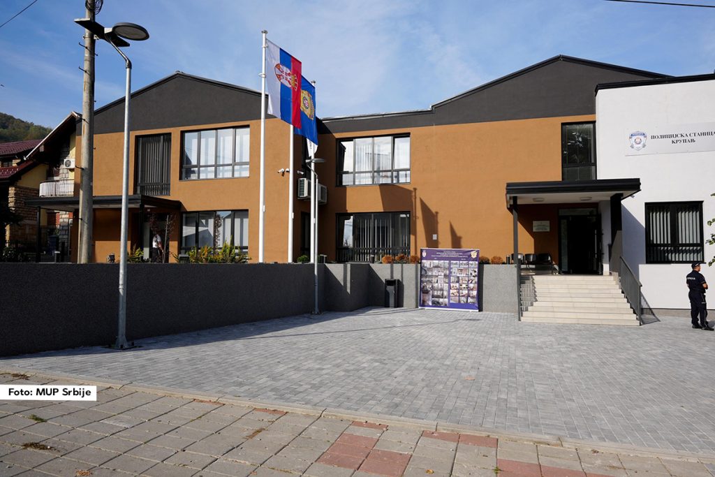 Potpredsednik Vlade i ministar unutrašnjih poslova Ivica Dačić obišao je u četvrtak renovirani objekat Policijske stanice Krupanj i pripadnika Vatrogasno-spasilačke jedinice. Prilikom posete ministar Dačić poručio je da je cilj Ministarstva unutrašnjih poslova da policajci i svi pripadnici MUP-a imaju adekvatne uslove za rad kako bi mogli da budu pravi servis za građane.