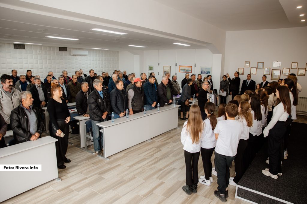 U sali Skupštine opštine Ljubovija danas je održana svečana dodela Boračkih spomenica, koju je organizovalo Ministarstvo za rad, zapošljavanje, boračka i socijalna pitanja, uz podršku opštine Ljubovija. Ova dodela je bila posvećena porodicama palih boraca, ratnim vojnim invalidima i borcima, a cilj je bio da se oda priznanje i poštovanje onima koji su dali doprinos u odbrani otadžbine