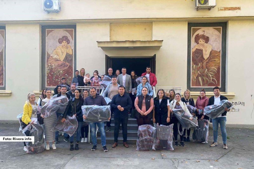 U opštini Bogatić organizovana je dodela 60 autosedišta za najmlađe. Ova donacija deo je inicijative koju opština sprovodi u saradnji sa Agencijom za bezbednost saobraćaja, a cilj je unapređenje bezbednosti dece u saobraćaju.