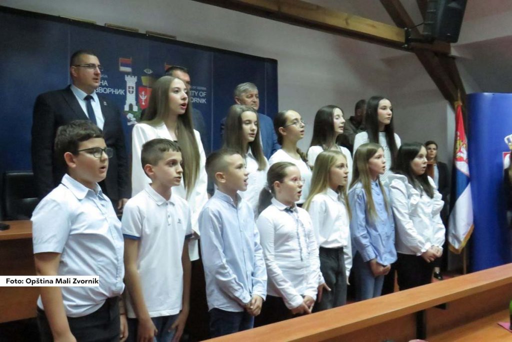 U Malom Zvorniku održana je svečanost povodom uručenja Boračkih spomenica porodicama palih boraca, ratnim vojnim invalidima i borcima, čime je odana počast svim onima koji su dali značajan doprinos u ratovima za slobodu Srbije. Spomenice je uručio državni sekretar Ministarstva za rad, zapošljavanje, boračka i socijalna pitanja Mile Rosić.