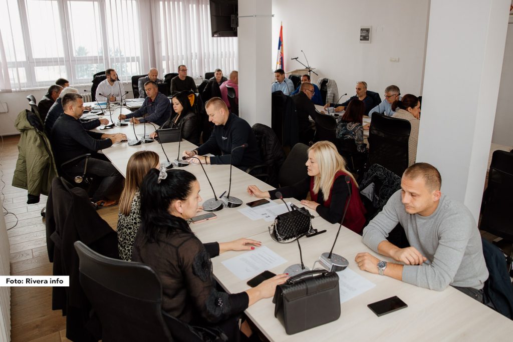 U petak je sa početkom u 10 časova održana 6. redovna sednica Skupštine opštine Ljubovija. Sednicu je sazvao predsednik Skupštine opštine Ljubovija Aleksandar Đukić, a na usvojenom dnevnom redu bilo je 10 tačaka.