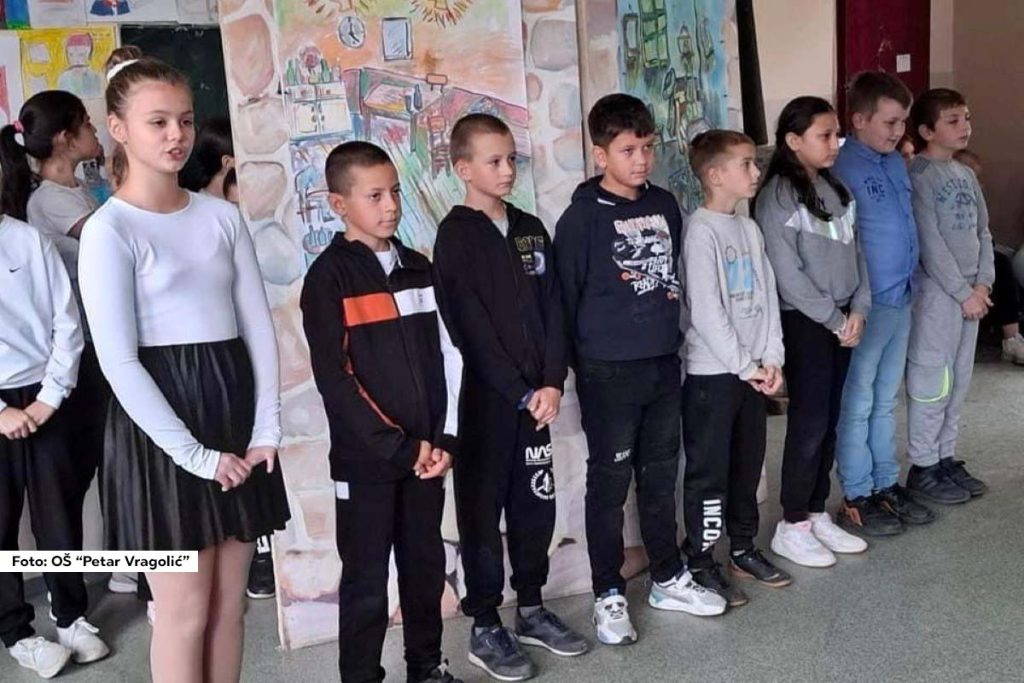 U Donjoj Ljuboviđi je u petak svečano obeležen Mitrovdan, Dan škole u osmorazrednom izdvojenom odeljenju OŠ „Petar Vragolić“.