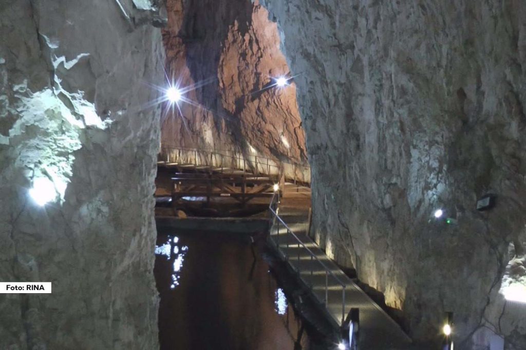 Jedna od najposećenijih turističkih lokacija u Srbiji, Stopića pećina na Zlatiboru, privremeno je zatvorena za posetioce zbog radova na rekonstrukciji.