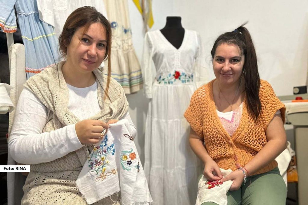 Sestre Ana i Maja u porodičnoj radionici u čačanskom naselju Atenica, čuvaju srpsku tradiciju od zaborava. One se bave vezom, a njihove košulje, haljine i druge odevne predmete krase šumadijski, kosovski, vojvođanski i manastirski motivi. Ovaj posao im je ostavljen u nasleđe, jer se njihova majka bavila trikotažom i nekom vrstom ručnog rada.