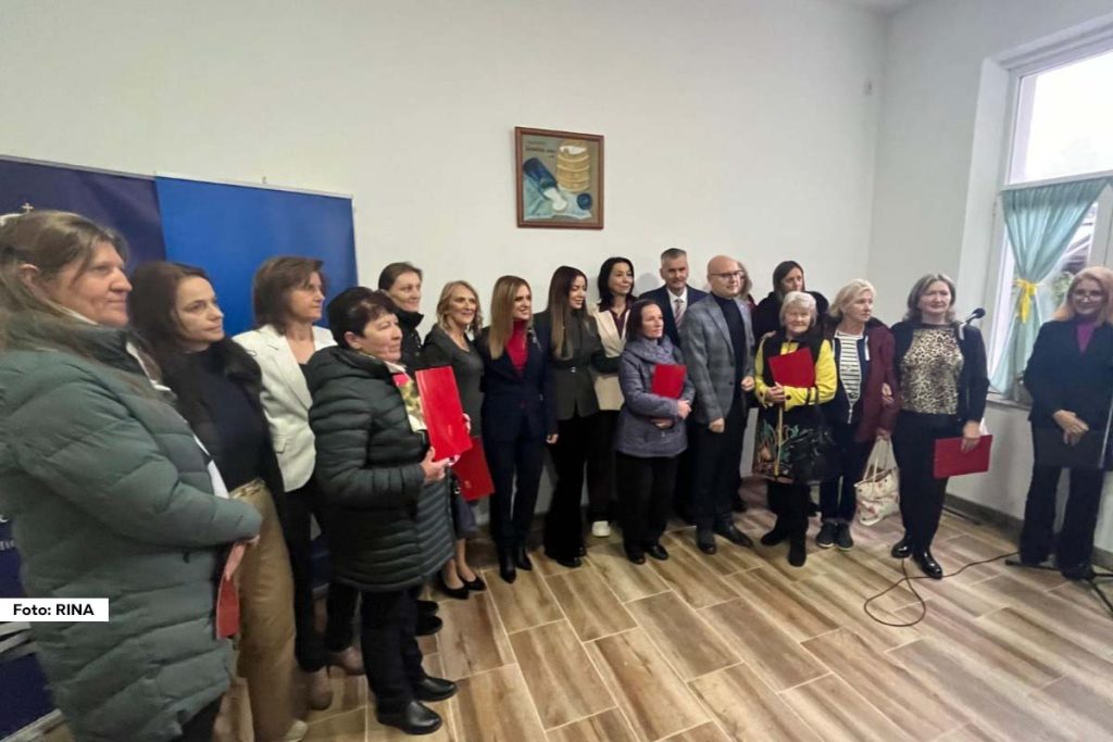  Žene u ruralnim područjima Srbije postaju vidljivije, a kroz brojne subvencije njihov rad se dodatno stimuliše a privatni poslovi razvijaju. Predsednik Vlade Republike Srbije Miloš Vučević, uručio je rešenja o dodeli bespovratnih sredstava po programima podrške preduzetništvu žena na selu i starih i umetničkih zanata ženama Zlatiborskog upravnog okruga, sa teritorije grada Užica i opštine Čajetina.