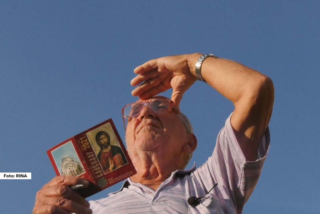 Rade Jocović je seoski meteorolog iz Buara, malog sela na obroncima Jelove Gore, koji već više od deset godina prikuplja podatke o vremenskim prilikama.