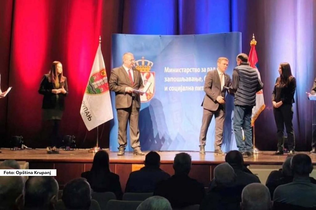 U Krupnju je održana svečana dodela Boračkih spomenica za borce sa teritorije ove opštine, kao simbol zahvalnosti svima koji su tokom devedesetih godina prošlog veka hrabro branili našu zemlju. Dodeljeno je ukupno 190 Boračkih spomеnica borcima, ratnim vojnim invalidima i porodicama palih boraca.