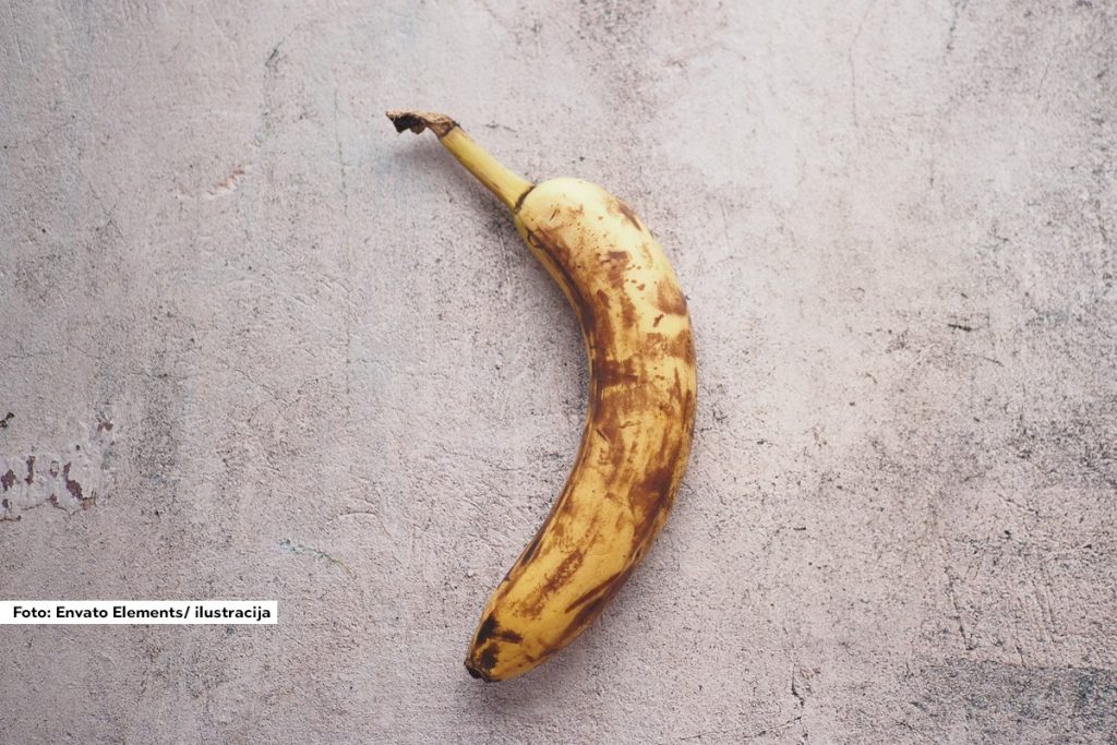Na aukciji u Njujorku, na kojoj su se našla brojna vredna umetnička dela, jedno se posebno izdvojilo – banana zalepljena na zid sa lepljivom trakom. Iako je na prvi pogled delovalo kao šala, ovo umetničko delo, koje potpisuje poznati italijanski umetnik Mauricijo Katelan, prodato je za neverovatnih 6,2 miliona dolara.