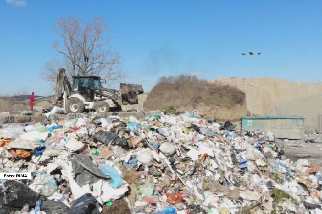 Deponija Duboko, koja je godinama služila kao glavno odlagalište za više lokalnih samouprava, zatvorena je po nalogu republičkih inspektora, što je izazvalo veliki problem za Užice i okolna mesta. S obzirom na to da je svakodnevno potrebno odložiti između 70 i 100 tona otpada, grad je prinuđen da traži hitna alternativna rešenja.