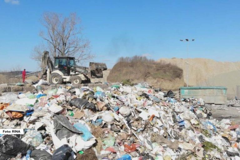 Deponija Duboko, koja je godinama služila kao glavno odlagalište za više lokalnih samouprava, zatvorena je po nalogu republičkih inspektora, što je izazvalo veliki problem za Užice i okolna mesta. S obzirom na to da je svakodnevno potrebno odložiti između 70 i 100 tona otpada, grad je prinuđen da traži hitna alternativna rešenja.