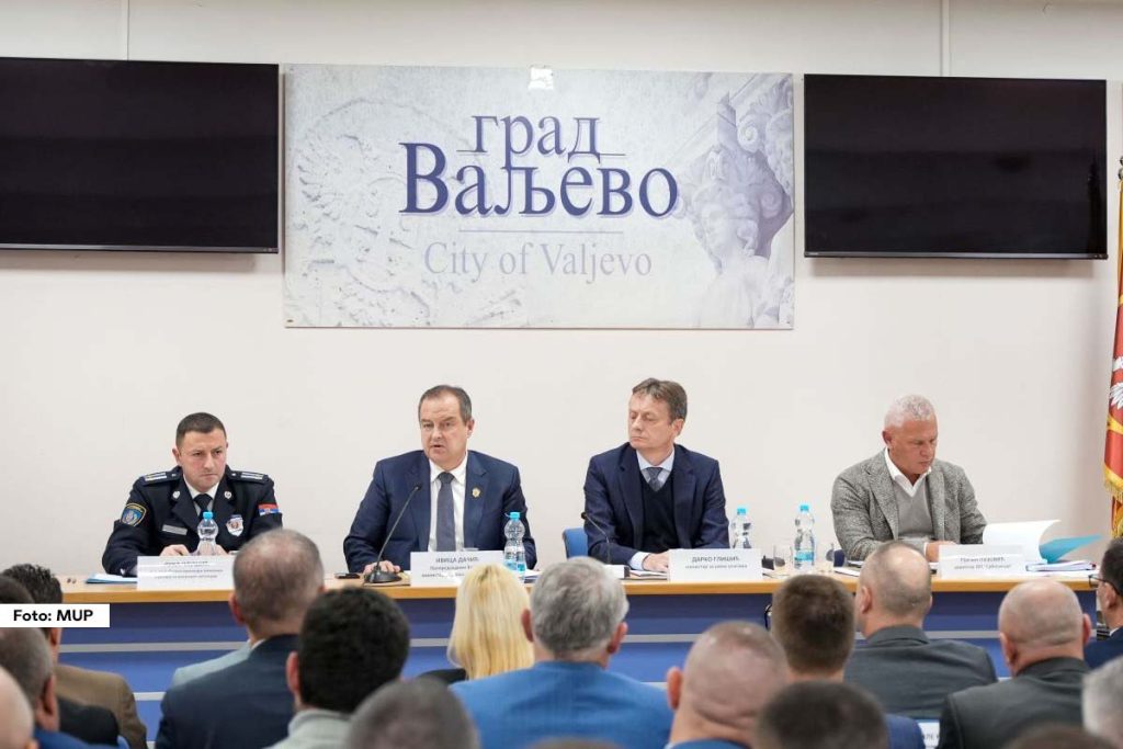 Potpredsednik Vlade i ministar unutrašnjih poslova Ivica Dačić učestvovao je  u Valjevu na sastanku predstavnika MUP-a i Ministarstva za javna ulaganja, na čelu sa ministrom Darkom Glišićem. 