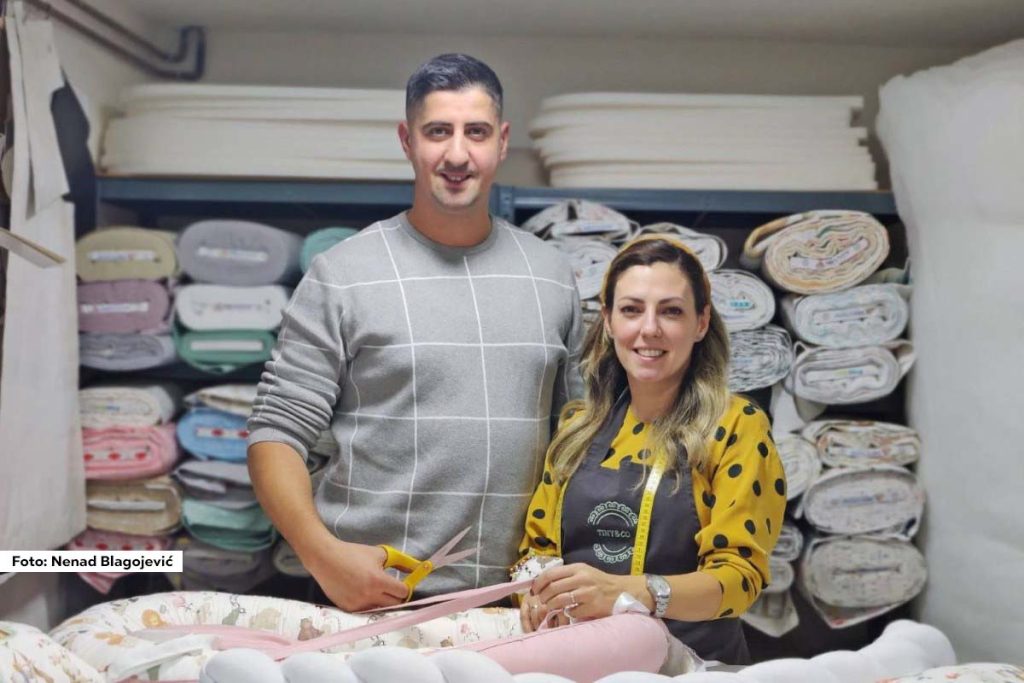 Bračni par Tijana i Nikola Pantić iz Jagodine, sa ponosom vode svoj biznis „Tiny & Co“, specijalizovan za proizvodnju i prodaju kvalitetnih proizvoda za decu. Njihova preduzetnička priča počinje u fabrici u Beogradu, u kojoj su oboje radili pre nego što su odlučili da se posvete sopstvenom biznisu. 
