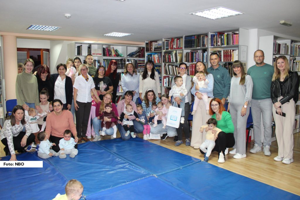 U četvrtak, 31. oktobra 2024. godine u Narodnoj biblioteci  Osečina održan je program za mame i njihove bebe starosti do 24 meseca pod nazivom ,,Prvi put u biblioteci“. Program je pažljivo osmišljen kako bi se podstakla ljubav prema knjigama od najranijeg uzrasta, a istovremeno pružile korisne informacije o zdravlju i ishrani. Aktivnost je ustanovljena 2014. godine, prve bibliobebe sada su petaci. Ove godine u Biblioteci okupilo se dvanaest mama sa svojim bibliobatama i bibliosekama.