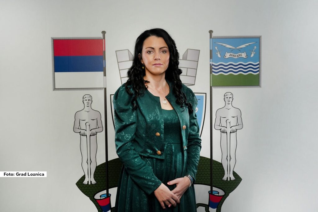 Na sedmoj sednici Skupštine grada Loznice izabrano je novo rukovodstvo na čijem će čelu biti Dragana Lukić, koja je preuzela funkciju gradonačelnice. Dragana Lukić rođena je 19. januara 1988. godine u Loznici. Osnovne i master studije završila je na Defektološkom fakultetu Univerziteta u Beogradu, a potom i dodatnu edukaciju od godinu dana na beogradskom Institutu za mentalno zdravlje usmeravajući se na oblast podrške i integracije osobama sa razvojnim teškoćama.